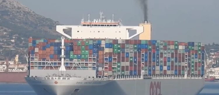 Κι άλλος γίγαντας των θαλασσών στο λιμάνι του Πειραιά – Δείτε την αναχώρησή του (βίντεο)